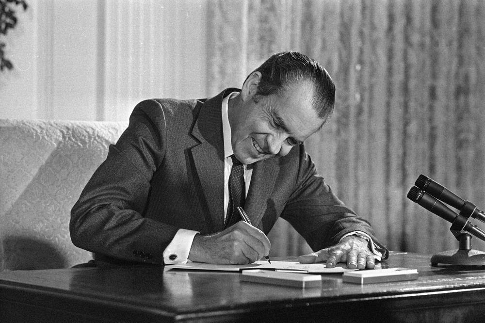 RN-Signs-National-Cancer-Act-of-1971